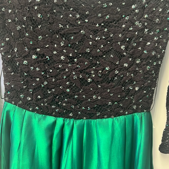 AJ Bari size 6 Nylon/Lycra emerald green ball gown - Picture 2 of 4